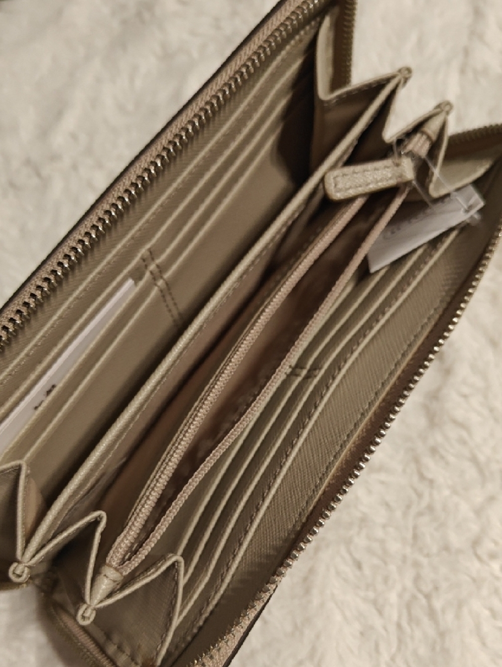 NWT Coach Bow Zip-Around Wallet – Beige - Picture 4 of 12